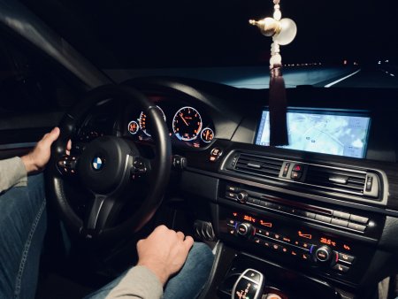 За рулём БМВ м5 ф90 ночью
