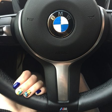 Девушка за рулем BMW