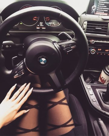 Девушка за рулем БМВ