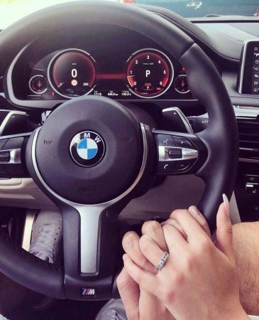 Девушка за рулем БМВ