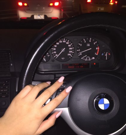 Девушка за рулем BMW x6