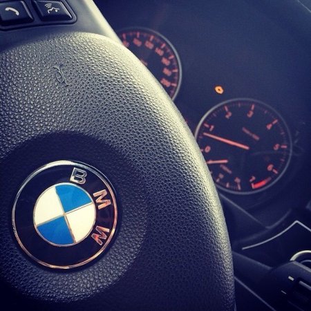 Рука на руле БМВ мужская