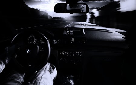 Парень за рулем ночью