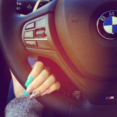 Девушка за рулём без лица