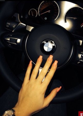 Девушка за рулем БМВ