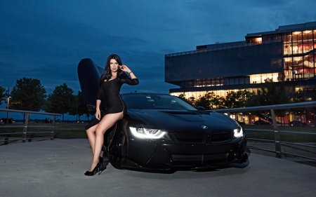 Черный автомобиль и девушка