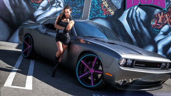 Dodge Challenger srt8 с девушкой