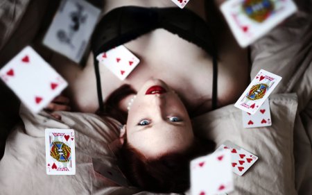 Мужчина с игральными картами