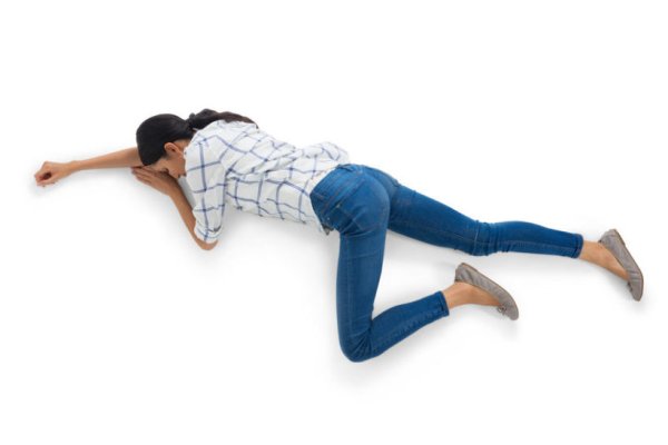 Человек лежит на белом фоне
