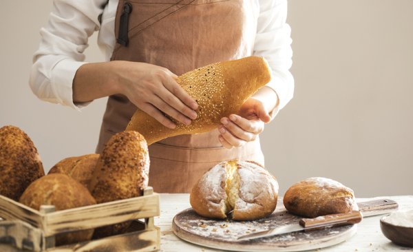 Руки хлебобулочные изделия