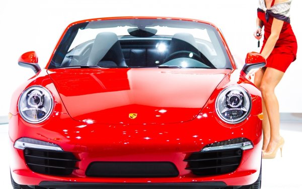 Машина красного цвета для женщин