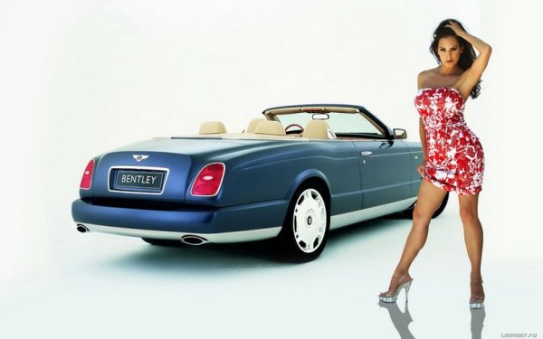 Девушки на автомобиле на прозрачном фоне