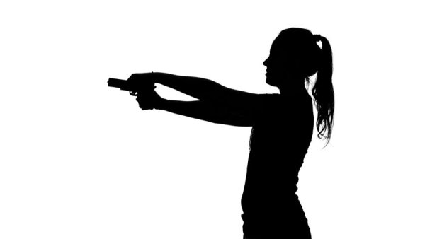 Силуэт девушки с пистолетом