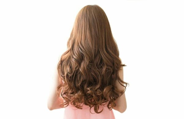 Волосы со спины на белом фоне