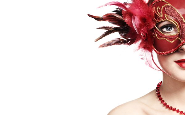 Девушка в маске