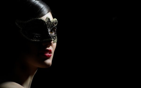 Девушка в карнавальной маске