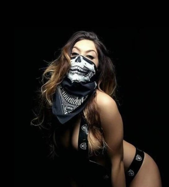 Красивые девушки в бандане на лице