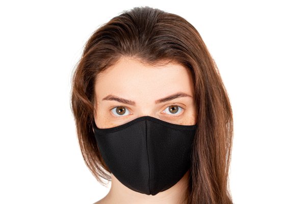 Девушка в черной маске