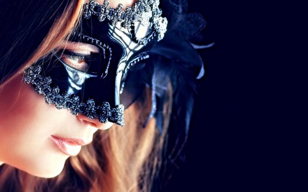 Красивая девушка в маске