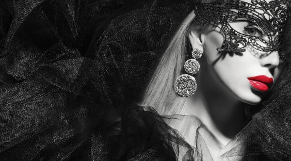 Девушка в черной маске