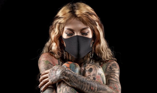 Девушка в маске