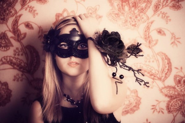 Блондинка в новогодней маске