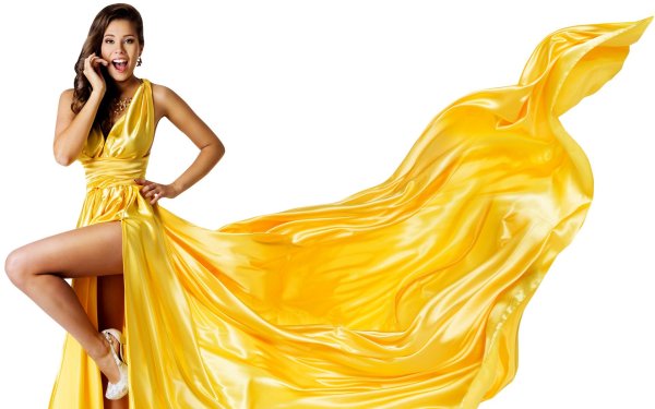 Девушка в полный рост в желтом