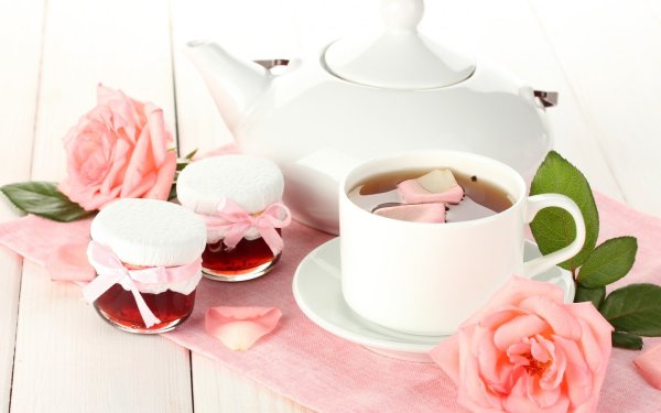 Чашка чая с пирожным