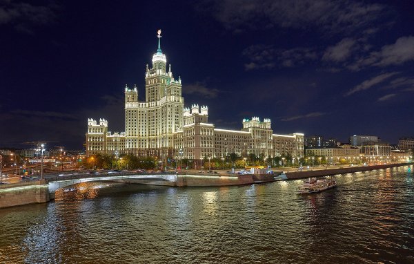 Высотка на Котельнической набережной Москва река