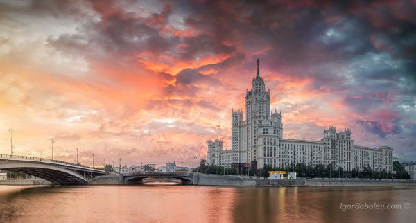 Высотка на Котельнической набережной рассвет