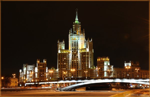 Дом на Котельнической набережной ночью