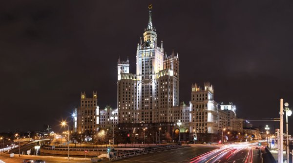 Высотка на Котельнической набережной ночью