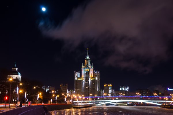 Высотка на Котельнической набережной ночью