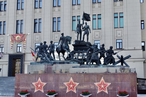 Памятник у Министерства обороны в Москве