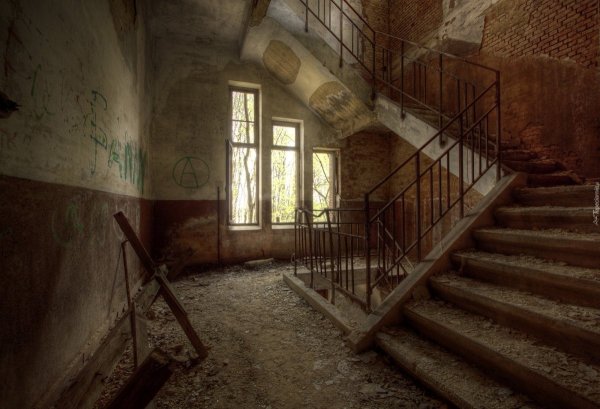 Заброшенный подъезд