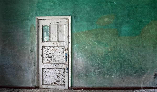 Старая обшарпанная дверь