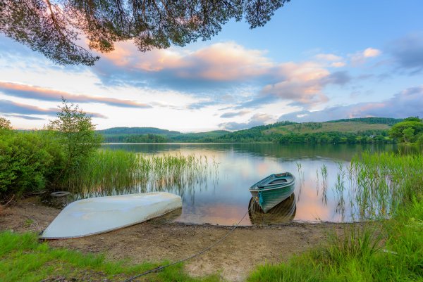 Лодка на берегу реки