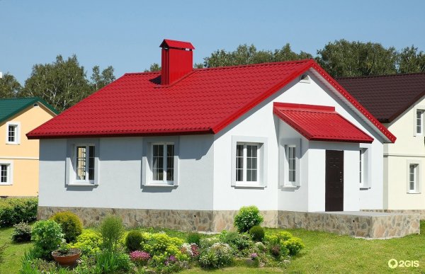 Дом с бордовой крышей