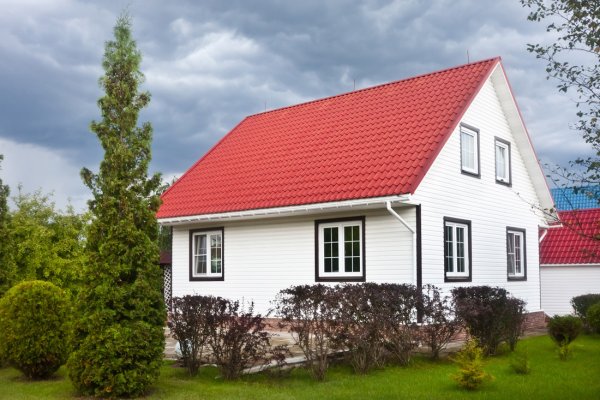 Белый дом с красной крышей