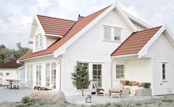 Дом с белыми окнами