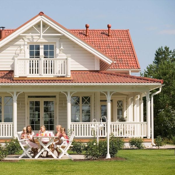 Деревянный дом с красной крышей