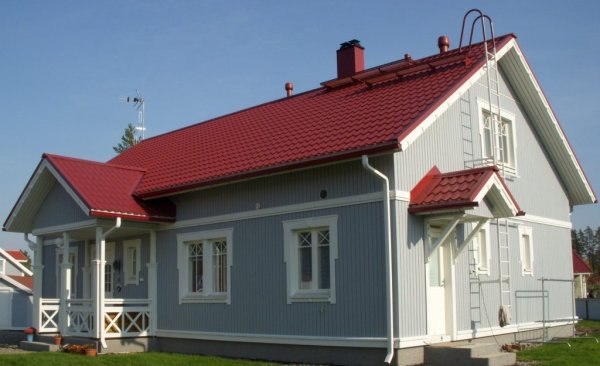 Дом с бордовой крышей