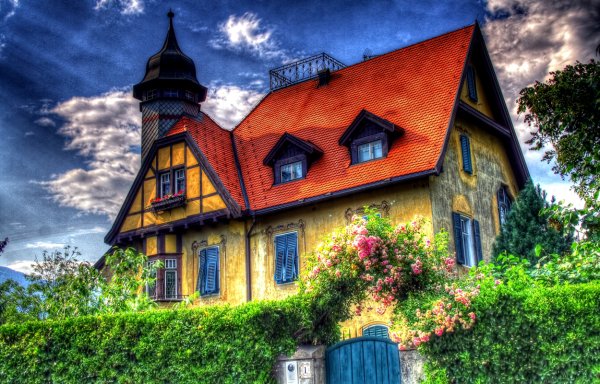 Сказочный домик с красной крышей