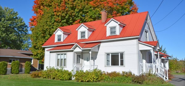 Синий дом с оранжевой крышей