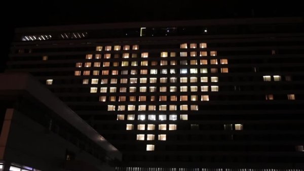 Дом с сердечком из окон