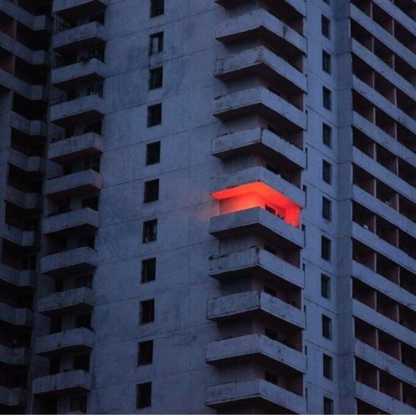 Многоэтажный дом ночью