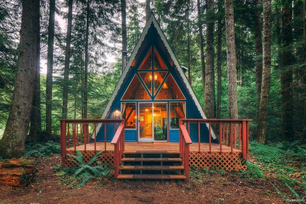 Треугольный домик в лесу