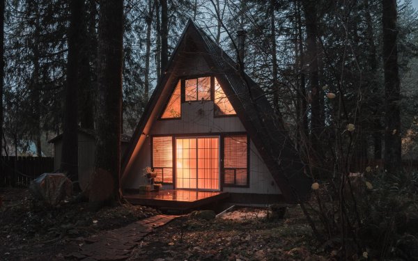 Треугольный домик в лесу