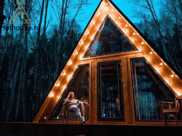 Треугольный дом с панорамными окнами