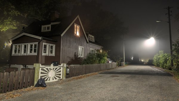 Темная улица с домами